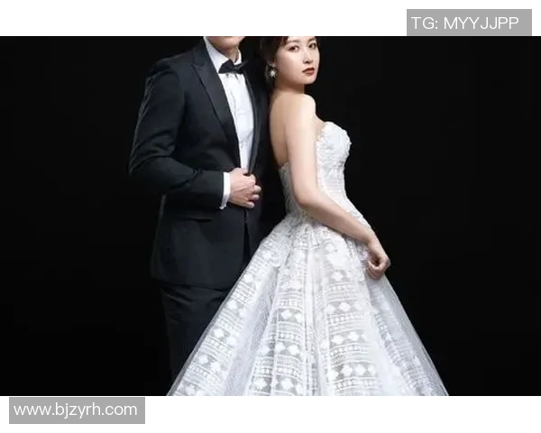 足球明星与女友同场竞技踢球视频展现甜蜜互动与运动魅力