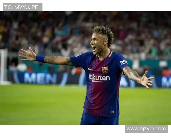 足球明星的儿子萌态百出可爱视频引发网友热议与喜爱