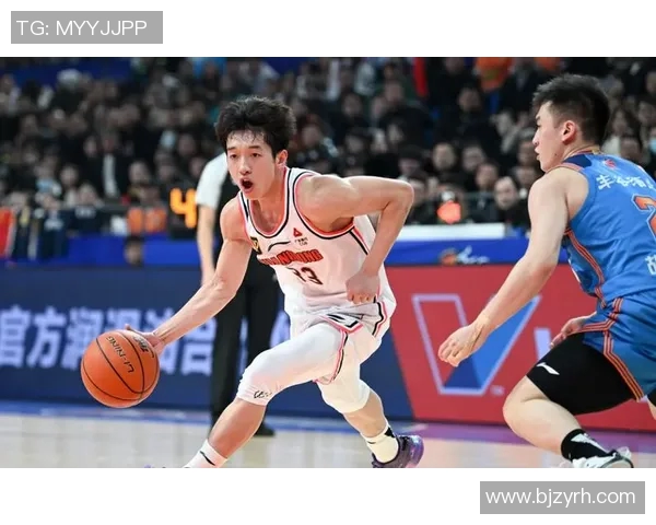 明星追逐篮球的热情与梦想交汇的精彩瞬间